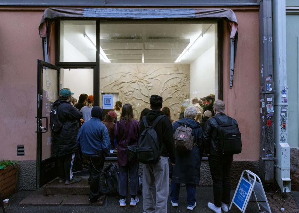 Tapahtumakävijöitä Loun edustalla.